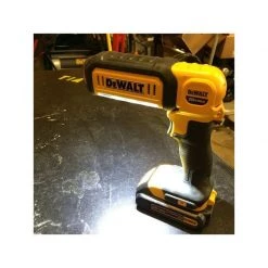 Lampe & Projecteur DEWALT Lampe LED Faisceau Large 18V XR - DCL050-XJ -Atelier Chantier Soldes dewalt lampe led faisceau large 18v xr dcl050 xj 2